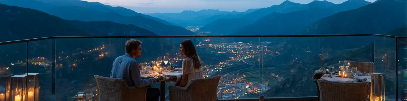 Vue nocturne d’un restaurant panoramique en Andorre, cadre romantique idéal pour un dîner en amoureux