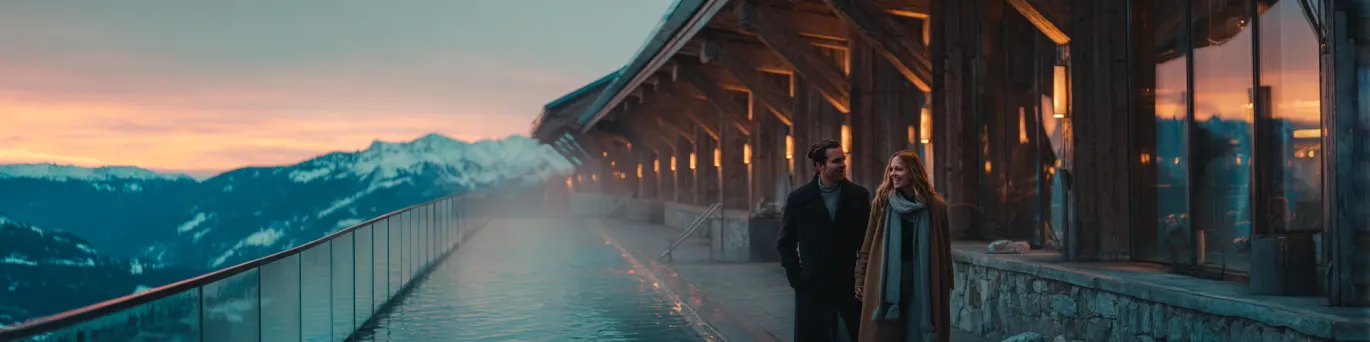 Couple en escapade romantique en Andorre profitant d’un spa luxueux entouré de montagnes et panoramas spectaculaires