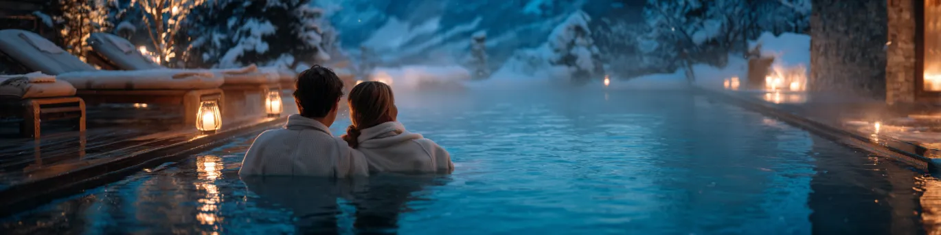 Couple en week-end romantique profitant d’eaux thermales fumantes en Andorre, ambiance cocooning intime dans un spa de montagne