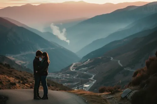 Couple profitant d’un panorama enneigé en Andorre, destination idéale pour une escapade romantique au sommet